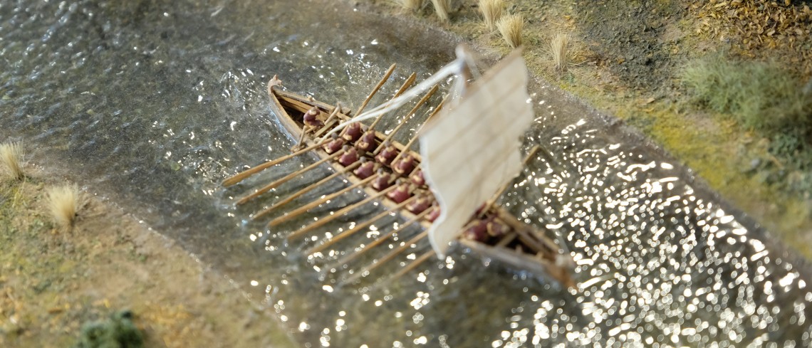 Detail eines Modells in der Dauerausstellung mit römischem Patrouillenschiff aus Oberstimm.