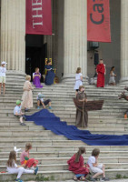 Kinder bei Theateraufführung auf den Stufen der Antikensammlungen