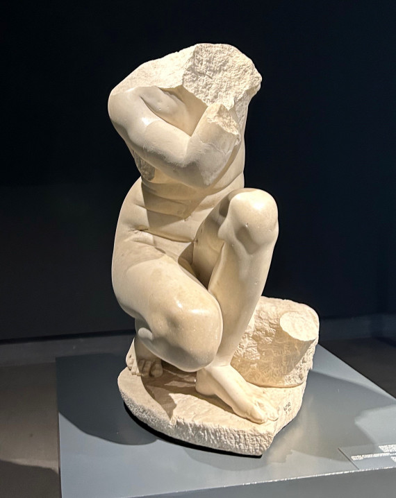 Antike Statue der Venus ohne Kopf und Hand