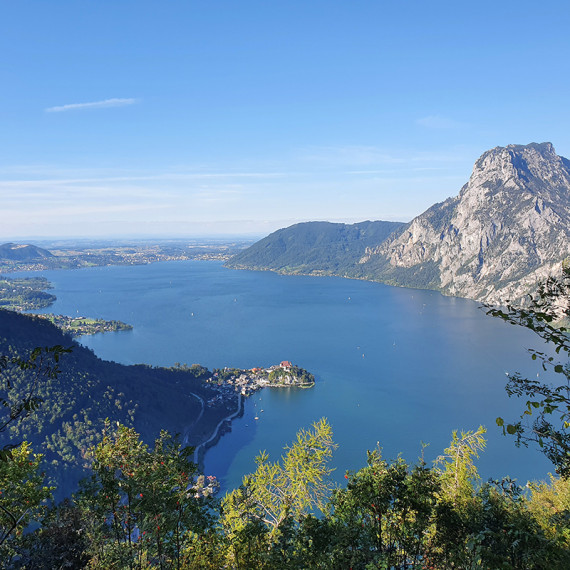 Blick vom Kleinen Sonnenstein &uuml;ber den Traunsee nach Norden, in der Bildmitte die Halbinsel von Traunkirchen. &copy; Wikimedia Commons / Malephi