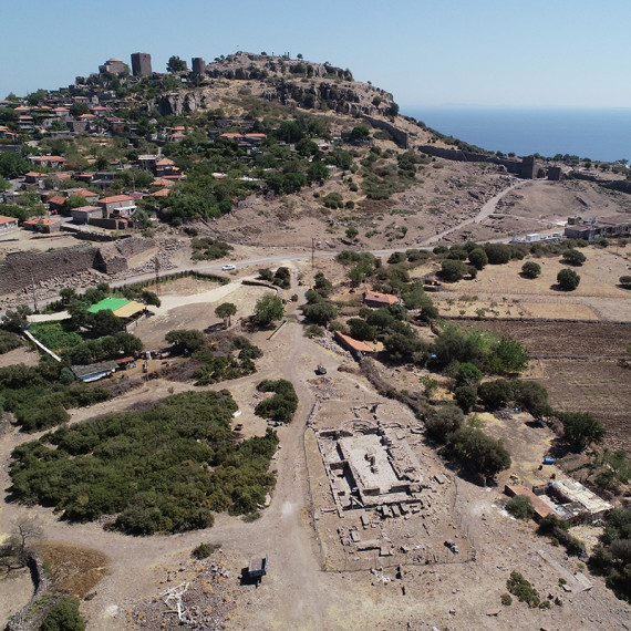 Ruinen der fr&uuml;hbyzantinischen Pilgerkirche und Akropolis in Assos. &copy; Assos-Grabungsarchiv / Foto: Nurettin Arslan