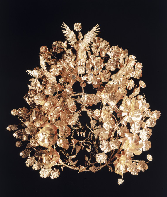 Goldener Bl&uuml;tenkranz mit gefl&uuml;gelter Figur &uuml;ber der Stirn