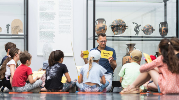 Kinder bei Bastelaktion in den Antikensammlung, Ansicht von oben